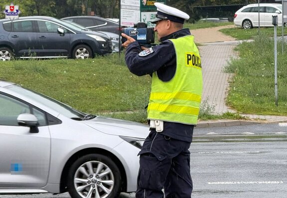 policjant z miernikiem prędkości