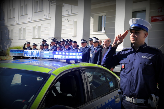 policjanci oddają hołd