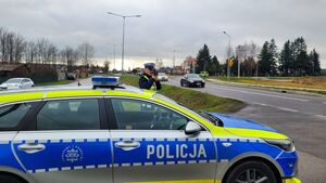 radiowóz i policjant z miernikiem prędkości