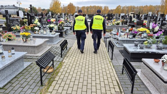 policjanci patrolują teren cmentarza