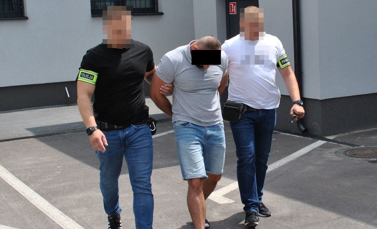 kryminalni policjanci prowadzą podejrzanego