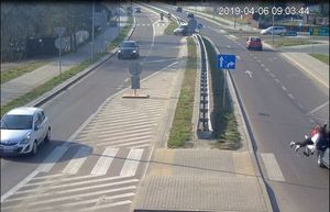 kadr z fil;mu na którym widać jak samochód uderza w piesze na przejściu