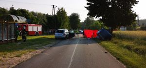 zablokowana droga i rozbite dwa samochody