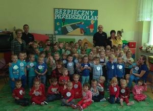 fot. policjanci z wizytą u dzieci w Stoczku Łukowskim