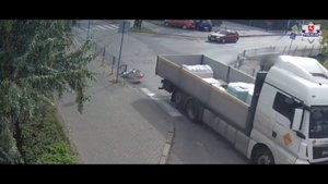 Ciężarówka za nią leży rowerzystka.