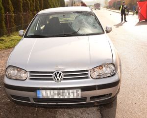 samochód z rozbitą przednią szybą, w tle widać policjantkę