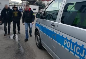 fot. Policjanci i tymczasowo aresztowany