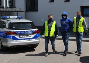 podejrzany prowadzony przez policjantów