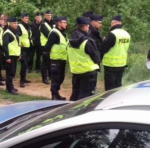 policjanci podczas akcji poszukiwawczej