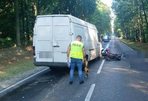 policjant pracujący na miejscu śmiertelnego wypadku