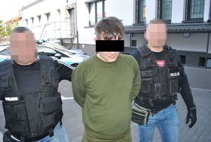 podejrzany prowadzony przez policjantów Wydziału Kryminalnego