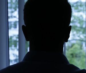 zdjęcie mężczyzny twarzą do tyłu