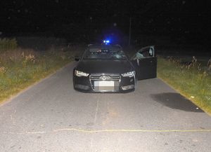 uszkodzone auto na jezdni