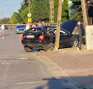 na zdjęciu rozbity samochód